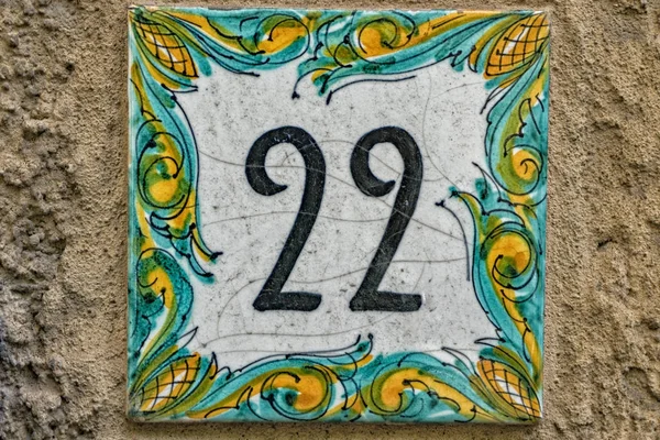 Número de cerámica número de baldosas 22 en la antigua casa italiana — Foto de Stock
