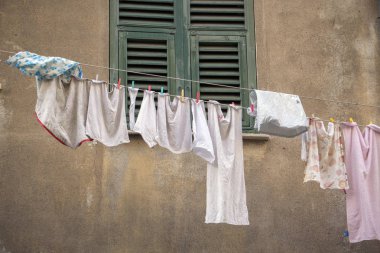 dış ev için güneşte kurutma asılı elbiseleri