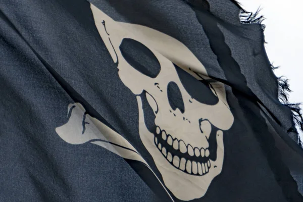 Hullámzó kalóz zászló jolly roger — Stock Fotó