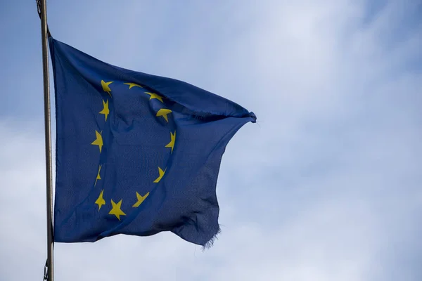 Bandera azul ondeando europea en roma — Foto de Stock