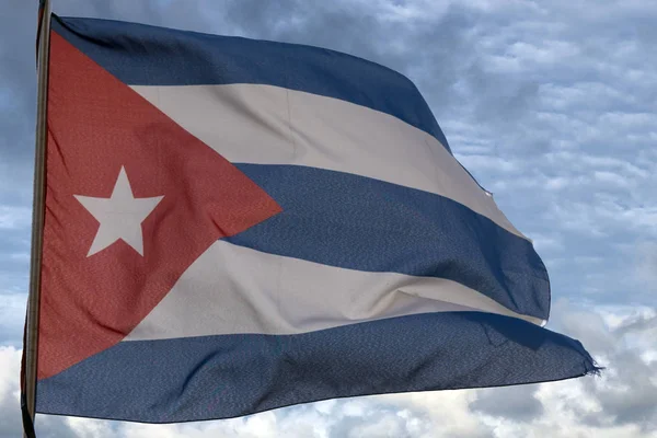Schwenken kubanische Flagge — Stockfoto