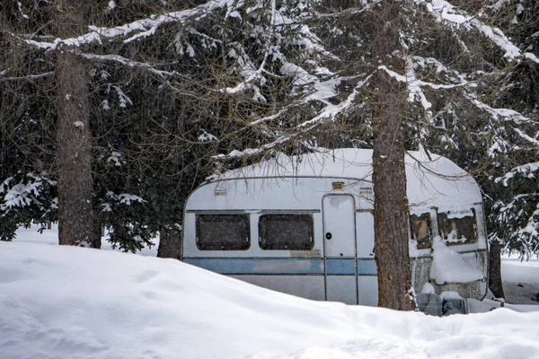 RV przyczepy kempingowej roulotte pokryte białym śniegiem — Zdjęcie stockowe
