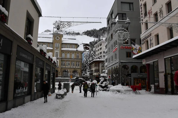 St moritz, Schweiz - 30. Dezember 2017 - Luxusstadt voller Touristen zu Silvester — Stockfoto