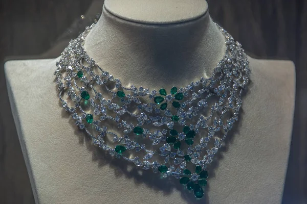 Collar de diamantes y esmeralda — Foto de Stock