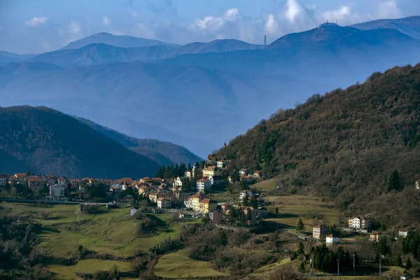 Crocefieschi pueblo Antola Park paisaje de montaña en invierno —  Fotos de Stock