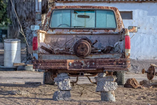 Vecchia auto abbandonata arrugginita senza pneumatici — Foto Stock