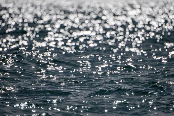 Mar oceano ondas grandes detalhe sol brilho — Fotografia de Stock