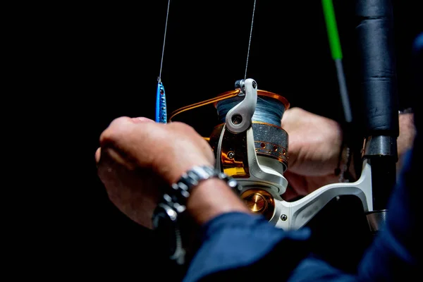 Carrete de pesca aparejo aislado en negro — Foto de Stock