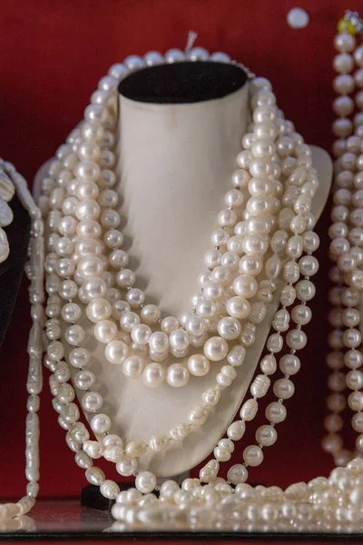 White Pearl necklage på displayen — Stockfoto