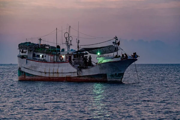 Maledivisches Fischerboot bei Nacht auf den Malediven — Stockfoto