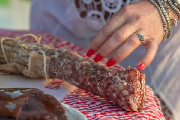 Kobieta ręce cięcia salami — Zdjęcie stockowe