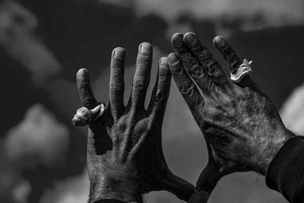 Hombre negro Mano con una concha en el cielo — Foto de Stock