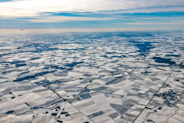 欧洲法国冬季农田覆盖的雪空中全景 — 图库照片