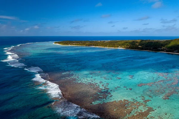 Aitutaki 폴리네시아 쿡 제도의 암초에 파도의 항공 보기 — 스톡 사진