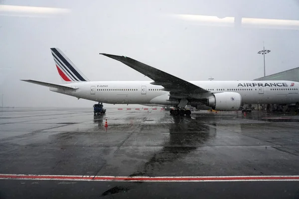 PARIS, FRANÇA - Março 19 2018 - Aeroporto de Paris coberto de neve — Fotografia de Stock