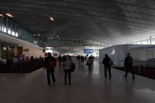 Paris, Frankrijk - maart 6 2018 - Parijs luchthaven landing en het laden van vracht- en passagiersschepen — Stockfoto