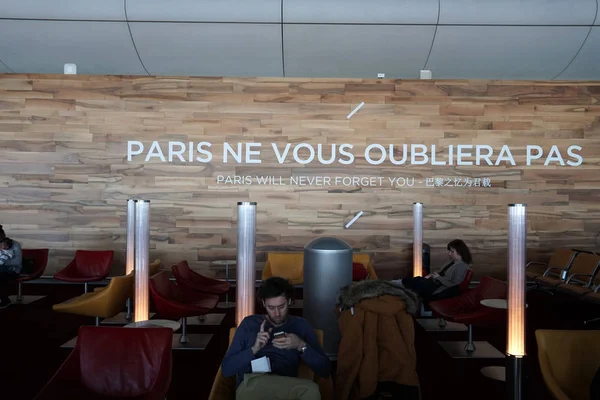 PARIS, FRANÇA - MARÇO 6 2018 - Paris aeroporto desembarque e carregamento de carga e passageiros — Fotografia de Stock