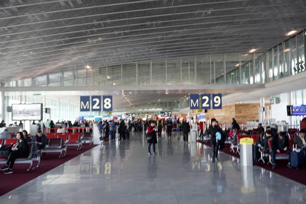 Paris, Frankrijk - maart 6 2018 - Parijs luchthaven landing en het laden van vracht- en passagiersschepen — Stockfoto