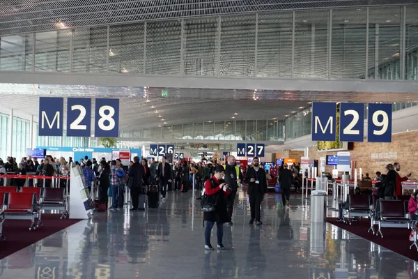 Paris, Frankrijk - maart 6 2018 - Parijs luchthaven landing en het laden van vracht- en passagiersschepen — Stockfoto