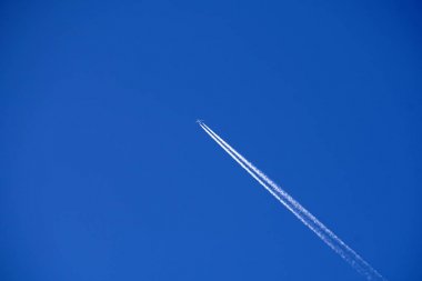 Uçak parçaları chemtrails masmavi gökyüzünde rotaları