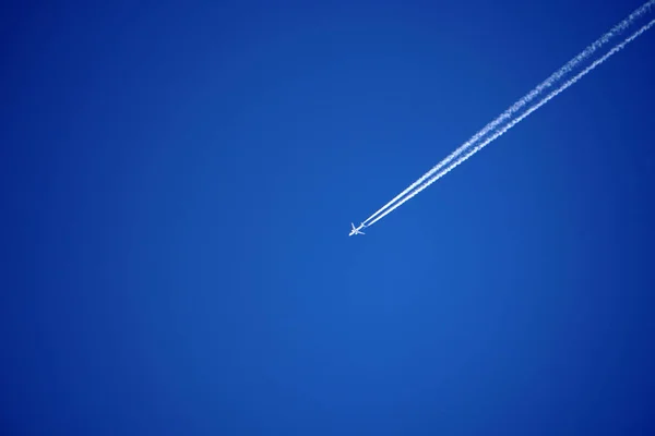 Rutas de avión rastrea las estelas químicas en el cielo azul profundo — Foto de Stock