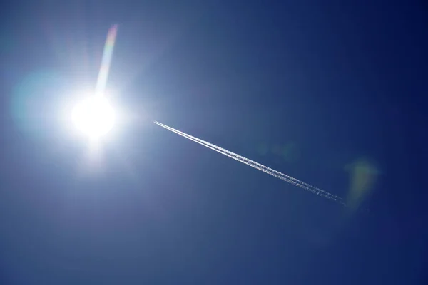 Trilhas de avião trilhas chemtrails no céu azul profundo — Fotografia de Stock