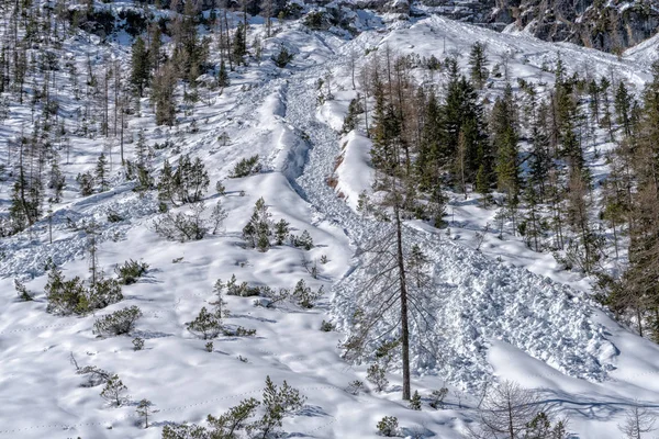 Avalanche deslizamento de neve em montanhas dolomitas — Fotografia de Stock