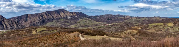Giarolo dağlar İtalyan kırsal köy havadan görünümü — Stok fotoğraf