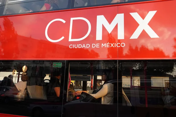 Mexiko-Stadt, Mexiko - 18. März 2018 - der neue Doppeldecker metr — Stockfoto