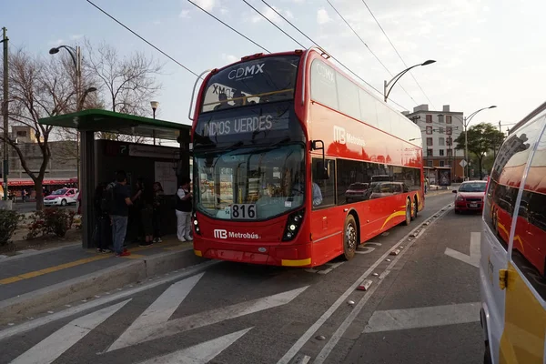 Mexico City, Meksika - 18 Mart 2018 - yeni Çift katlı alçak taban metr — Stok fotoğraf