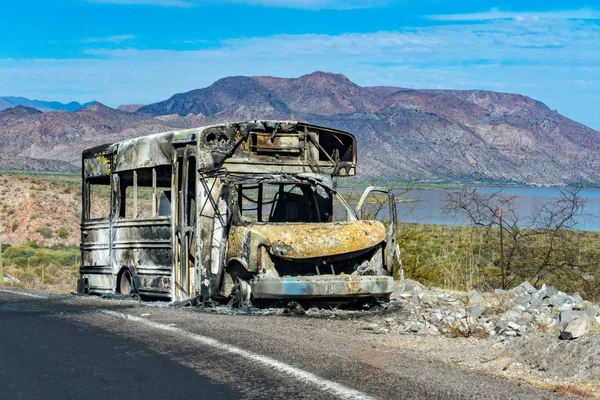 Autocarro escolar queimado na estrada califórnia — Fotografia de Stock