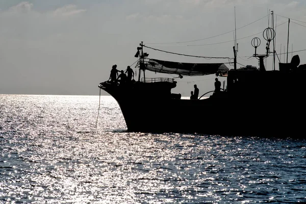 Gün batımında Maldivler Maldivlere balıkçı teknesi silüeti — Stok fotoğraf