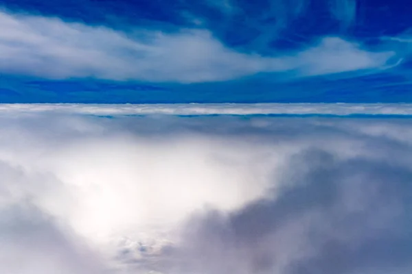 Nuvens no céu a partir da janela do avião — Fotografia de Stock