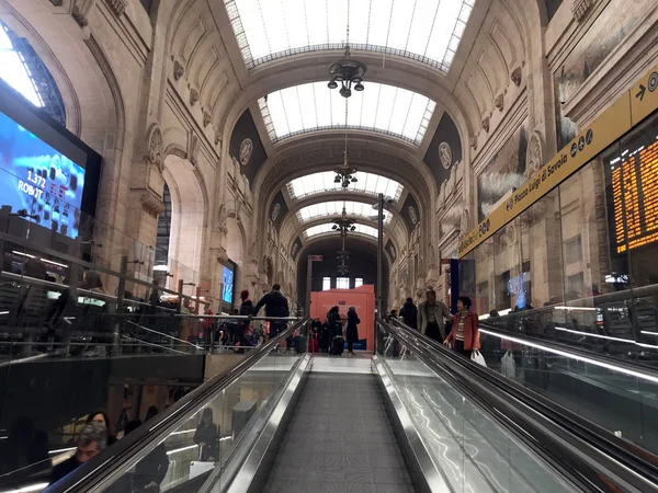 Milano, Italien - April 9 2018 - Milano Central railway station crow — Stockfoto