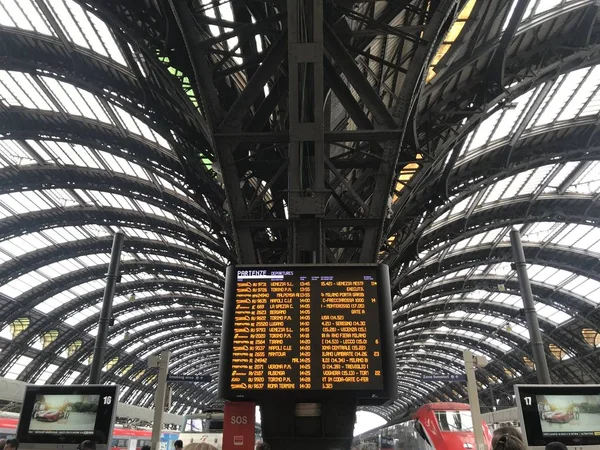 Milan, Olaszország - április 9 2018 - Milánó központi vasúti pályaudvar varjú — Stock Fotó