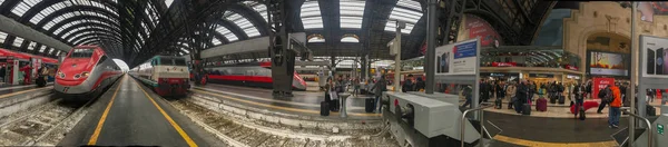 MILAN, ITALY - APRIL 9 2018 - Milan Central railway station crow — Stock Photo, Image