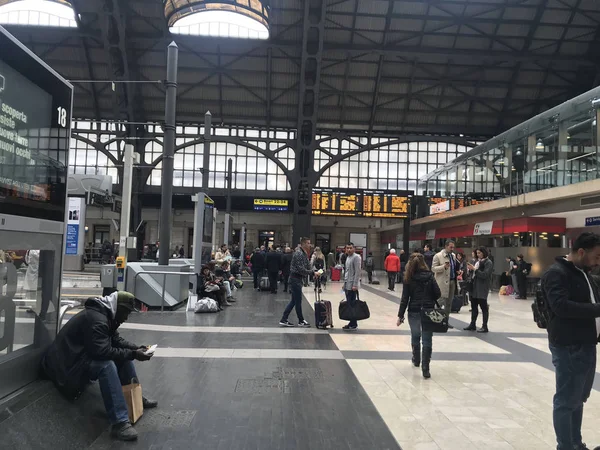 Milan, Italië - April 9 2018 - Milaan centraal trein station kraai — Stockfoto