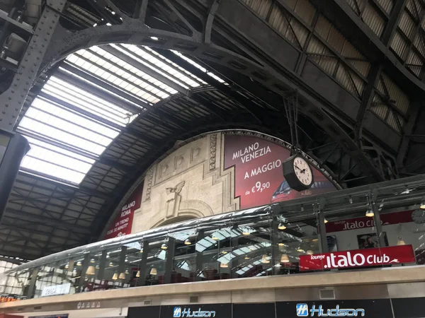 Mediolan, Włochy - 9 kwietnia 2018 - Milan Central railway station Wrona — Zdjęcie stockowe