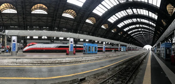 Milan, Olaszország - április 9 2018 - Milánó központi vasúti pályaudvar varjú — Stock Fotó