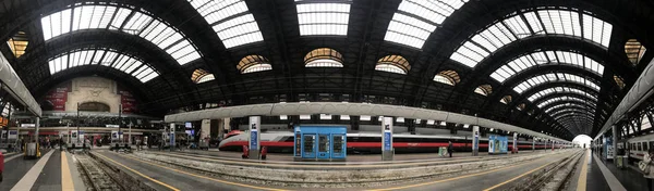 MILÃO, ITÁLIA - 9 DE ABRIL DE 2018 - Corvo da estação ferroviária central de Milão — Fotografia de Stock