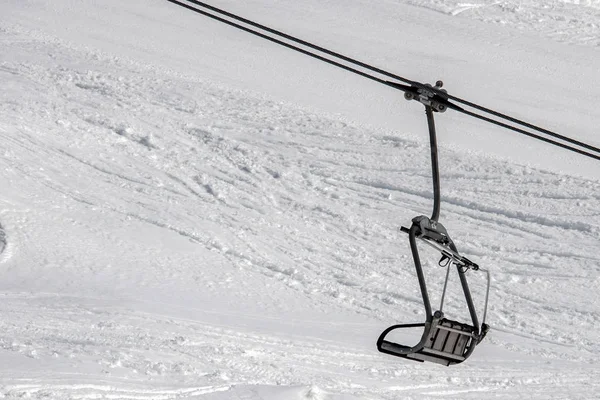 Elevador de cadeira para esquiadores no inverno neve dolomites fundo — Fotografia de Stock