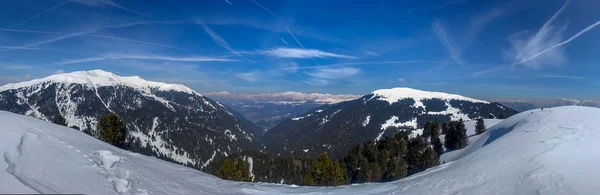 Доломиты панорамный пейзаж в зимнее время снега — стоковое фото