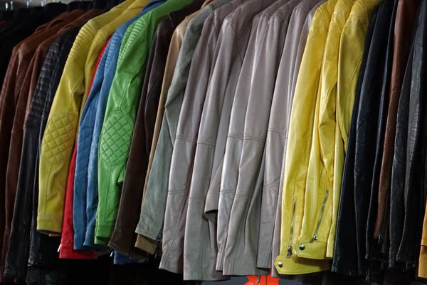 Chaquetas de cuero en exhibición para la venta —  Fotos de Stock