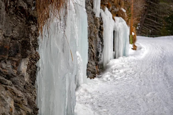 Frozen creek small waterfall in winter time — Stock Photo, Image