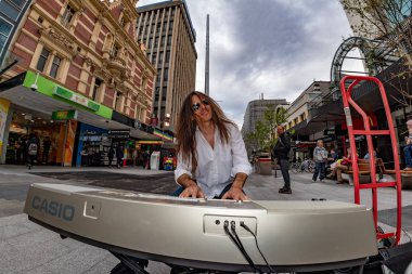 Adelaide, Avustralya - 1 Eylül 2015 - insanlar şehir merkezi yürüyüş