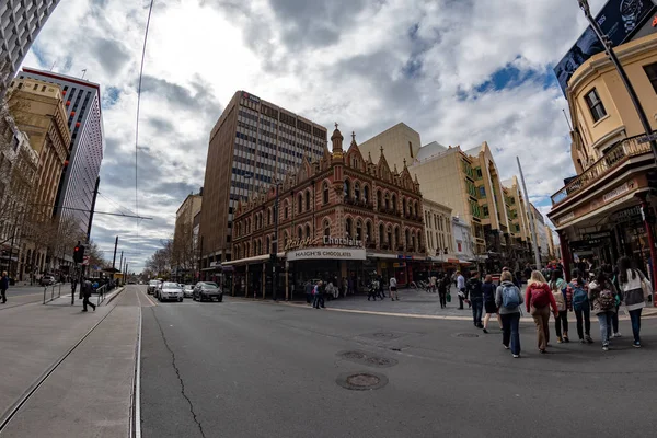 Adelaide, Australia - 1 września 2015 - ludzie spaceru wzdłuż centrum miasta — Zdjęcie stockowe