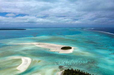 Polinezya Cook Adası aitutaki lagün tropik cenneti havadan görünümü