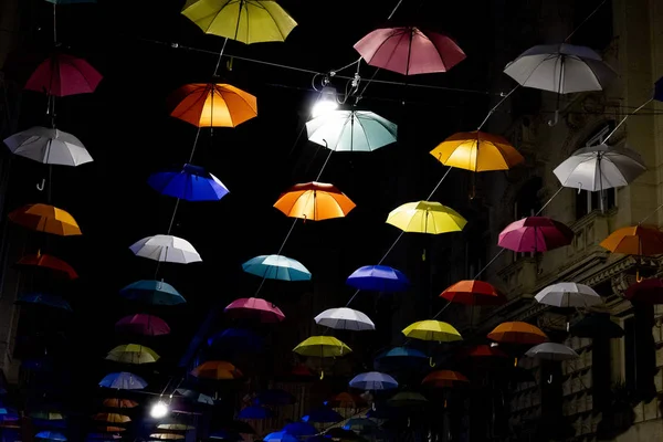 Paraplyer hängande från staden gatorna i Genua på natten för euroflora expo — Stockfoto