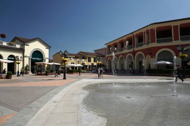 Serravalle Scrivia, İtalya - 23 Nisan 2018 - yaz outled Tasarımcısı sezonu başlıyor