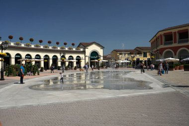 Serravalle Scrivia, İtalya - 23 Nisan 2018 - yaz outled Tasarımcısı sezonu başlıyor